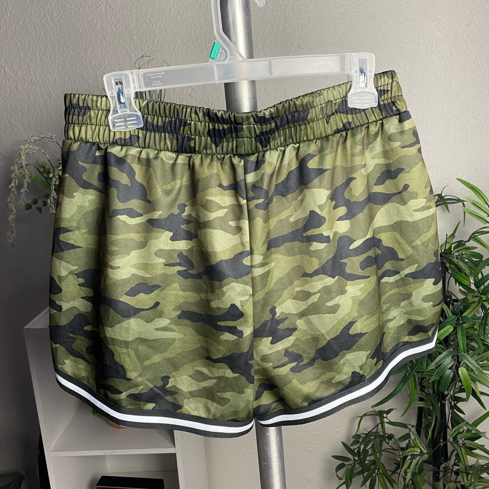 Camo Shorts 💕 - Picture 5 of 6
